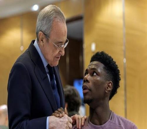 赛前打气,弗洛伦蒂诺到皇马下榻酒店与球员、教练组打招呼