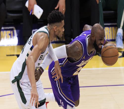 字母哥:我跟詹姆斯要了球衣!我永远敬仰詹姆斯!