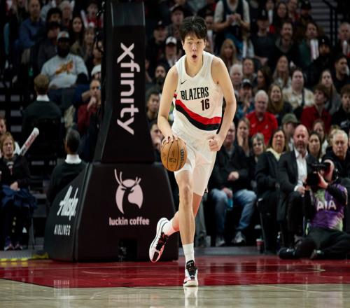 队记们:杨瀚森好的地方有时强硬!但他吃不了太多上场时间!