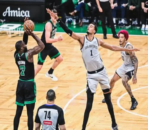 马刺终结6连败!文班替补21+6+3帽,布朗空砍27+8,卡斯尔险受伤