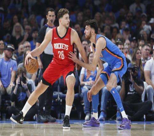 申京自信滿滿卻在霍姆格倫面前當(dāng)了場(chǎng)邊“小透明”_NBA直播