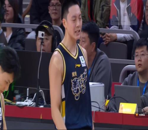 愧對600萬！3分9中1+空籃不中，不如新人，球迷：請給家政打替補