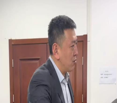 勝深圳更衣室！全員興奮氛圍極佳，漢茲領獎發懵，王世龍得金鏈子