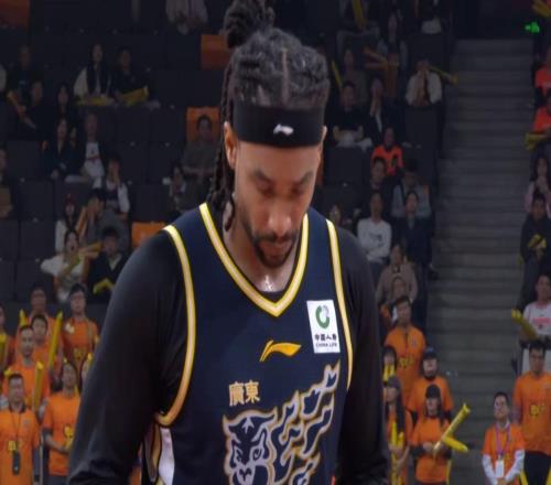 逼杜鋒放棄薩林杰廣東隊(duì)內(nèi)線慘遭上海暴打，朱芳雨將簽第五外援