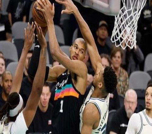 文班王者歸來三分6中5馬刺三節打花雄鹿