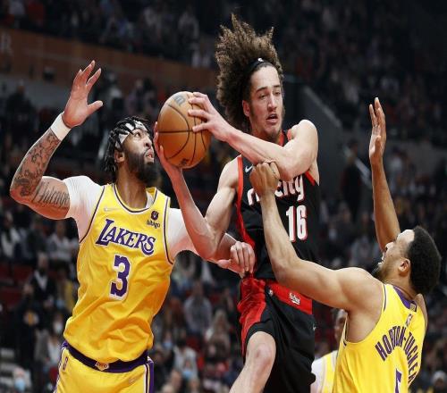 湖人領(lǐng)先12分慘遭逆轉(zhuǎn)！三大致命敗因讓黃蜂完成18分大勝