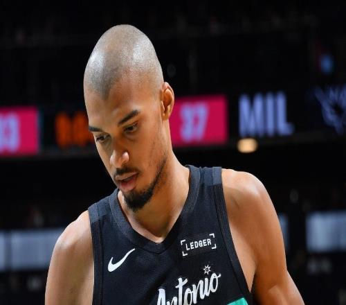 王者歸來取大勝！光頭文班22+10完壓字母膝蓋被撞后5記三分超準(zhǔn)