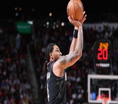 球隊(duì)的進(jìn)攻如此混亂，結(jié)果火箭卻讓全隊(duì)唯一一名控衛(wèi)去蹲底角