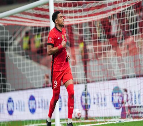 上港中鋒離隊后敲定新東家，本賽季將為河南隊出戰(zhàn)中超，引發(fā)熱議