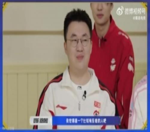 小虎:有时我装的一本正经但又没弄得特别好就会有点好笑