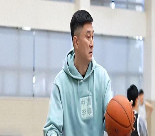 廣東隊(duì)訓(xùn)練！胡明軒苦練三分球杜鋒很嚴(yán)肅徐杰不吭聲