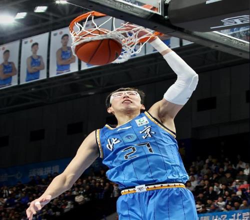 唉！真奇怪，三大頂薪合砍12分，比32歲老將得分少，怪得不4戰(zhàn)3負(fù)