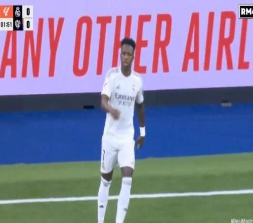 不滿球隊(duì)近期表現(xiàn)，皇馬球迷用噓聲對待皇馬球員