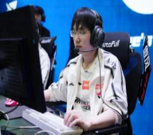 有點頂不住局勢了圣槍哥三局對線崩盤毫無作用總數(shù)據(jù)51310