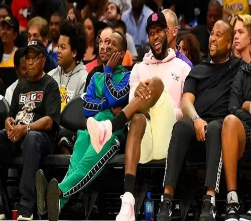 連續(xù)發(fā)表爭議性言論，小里卷入其中，你快停下吧，別給老詹招黑了