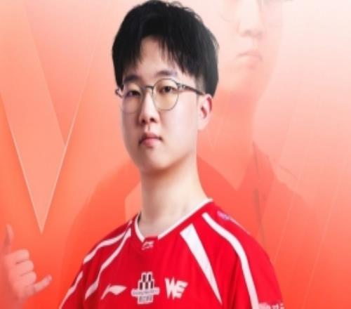 WE祝贺Karis出道LPL一周年:中路执阵峡谷留痕前行不辍战终章