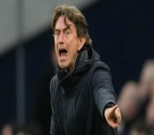 記者：弗蘭克早早來到訓練基地，準備與多特的歐冠比賽