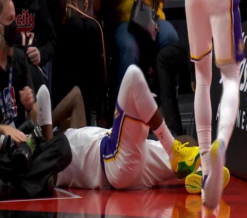 頭狠狠磕到攝像機(jī)！詹皇受傷了，難怪輸給開拓者，41歲老頭太難了