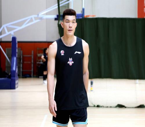 山東男籃為何會輸給江蘇郭凱缺席影響大，3名后衛(wèi)摁不住龐崢麟