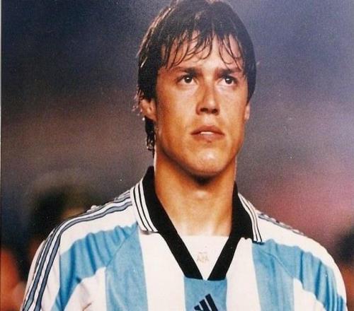 效力意甲三大豪門的悍將，30歲對足球失去熱情，39歲瘋狂教練模式