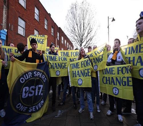 TA：自去年8月以來(lái)，熱刺球迷首次在主場(chǎng)外組織集會(huì)進(jìn)行抗議