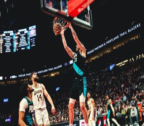 132116！楊瀚森未得分，詹姆斯20+9+8難救主，開拓者送湖人2連敗