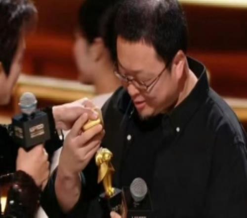 破獎(jiǎng)羅永浩現(xiàn)身B站百大頒獎(jiǎng)晚會(huì)但領(lǐng)獎(jiǎng)時(shí)獎(jiǎng)杯直接斷成兩半