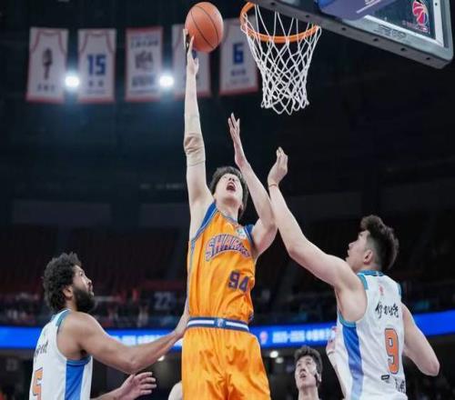 CBA第16輪，上海男籃8070戰勝新疆隊