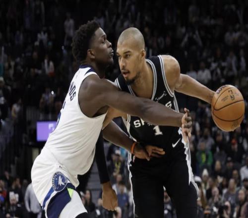 文班亞馬：愛德華茲想隔扣我接受挑戰，那我努力蓋他更多次