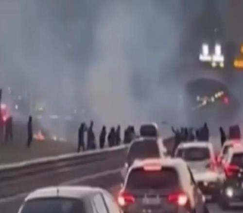 “狹路相逢”羅馬隊(duì)和佛羅倫薩隊(duì)約200名球迷在高速公路上持械對(duì)峙