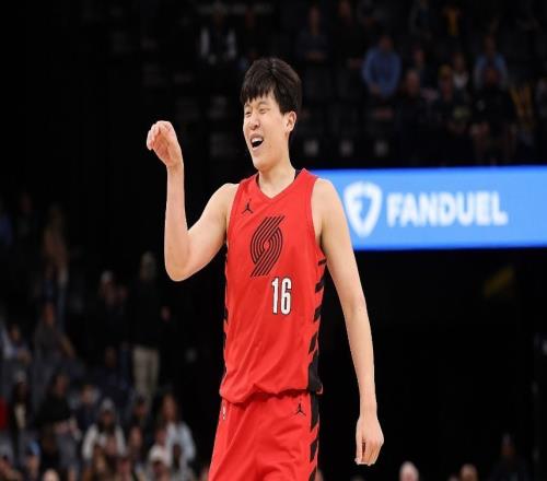 楊瀚森3中1僅2+1+1：末節被棄用躺贏仍是邊緣輪換球員