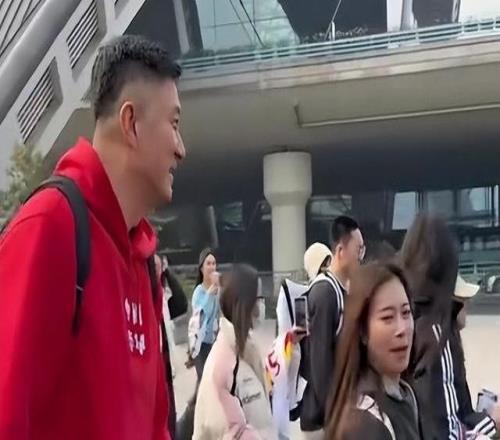 杜鋒為兩大弟子全明星拉票！社媒曬胡明軒徐杰滿足成都球迷合照