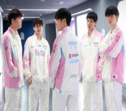 戰勝TES取得三連勝，BLG發布賽場合照：保持專注！