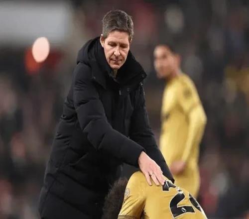 誰拋棄誰水晶宮0換人輸球主帥炮轟：只有12人能踢還賣了隊長