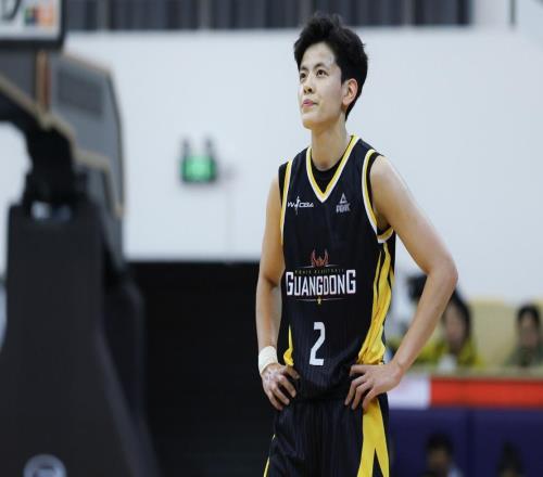 “掃武除鶴”卻三連敗！廣東女籃海報遇爭議：本對楊舒予頗為稱贊