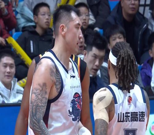 大魚來了！廣東最大對手正式簽約，2米12內線大殺器確認到位！