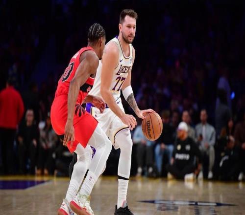 狂轟74+19+15！湖人三巨頭爆發，詹姆斯歷史第一神跡，艾頓10中10