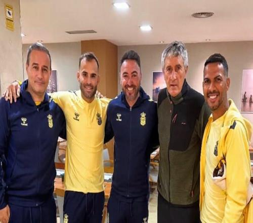 國安前主帥塞蒂恩受邀觀戰桑坦德競技比賽，并與比埃拉合影