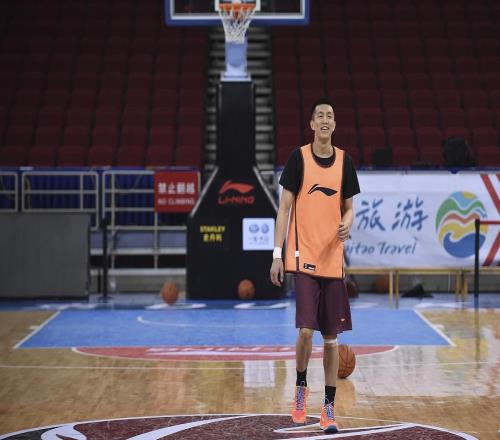 楊瀚森NBA首秀7分鐘驚艷，數(shù)據(jù)欄滿分揭秘！