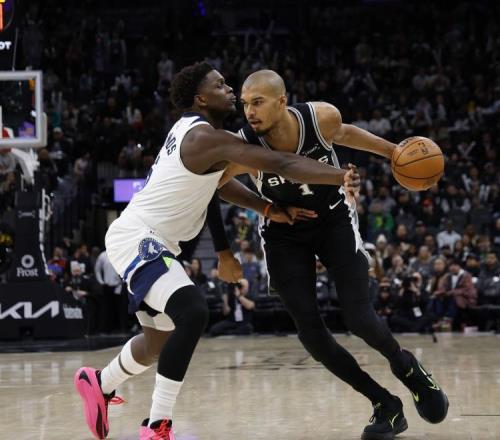 傷害有點大美媒曬圖調侃：文班跪著都和愛德華茲差不多高