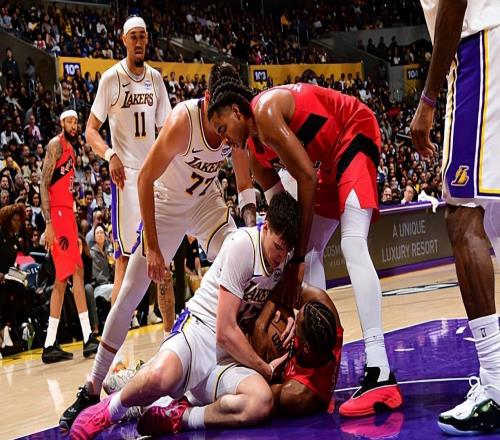 狀態猶如過山車一般起伏不定，湖人是不是應該將他踢出先發陣容