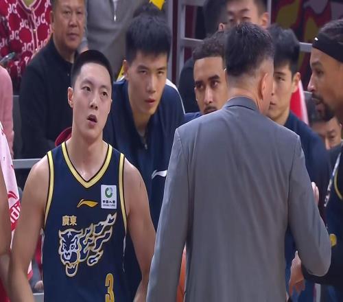 最新消息！廣東強力鋒衛正式到位，杜鋒為他放棄“白矮”