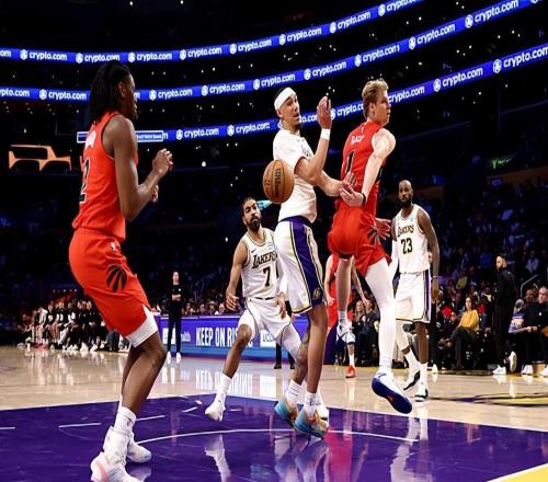 畢竟替補中鋒能力有限，湖人也可以試一試其他球員的場上效果