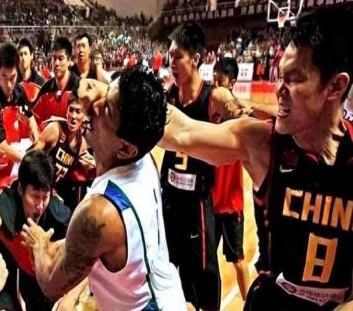 中國籃壇又爆發大規模沖突！雙方互毆大打出手：觀眾帶頭揍球員
