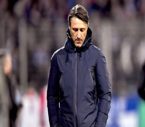 記者：多特蒙德主教練科瓦奇已進(jìn)入曼聯(lián)的主帥候選名單天空體育：對(duì)陣瓜帥的曼城，B費(fèi)創(chuàng)造1紀(jì)錄