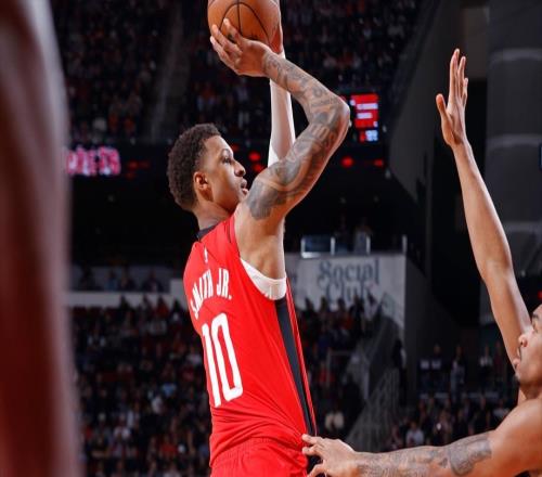 21投5中，文班亞馬賽季最差表現(xiàn)！火箭隊(duì)探花搶眼，再克西部強(qiáng)隊(duì)