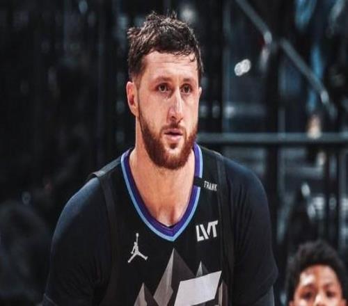 努爾基奇砍16分18板10助，與卡爾馬龍和基里連科齊名爵士隊史