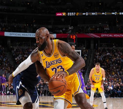 湖人防守回暖破敵！詹皇砍準(zhǔn)三雙+回應(yīng)落選全明星首發(fā)：毫無(wú)反應(yīng)