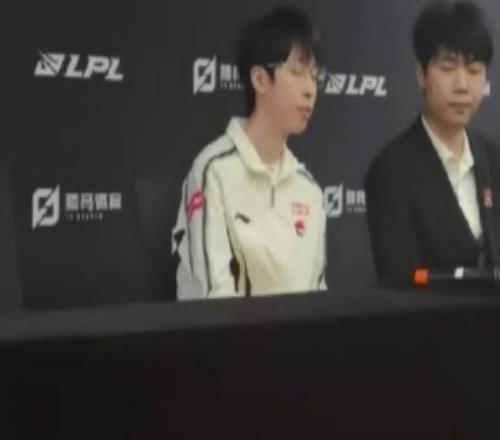 Hope：復盤了打jdg前期沒做好的地方，主要是打架溝通和提前占位