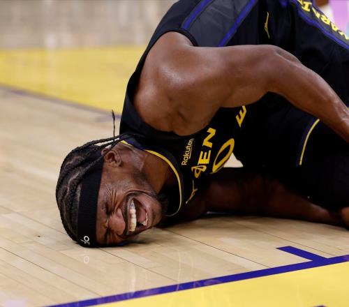 巴特勒受傷意外激活巴迪，起身不忘調侃，結果卻如晴天霹靂